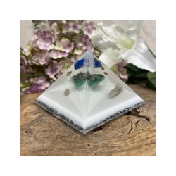 Orgonite piramide gevuld met Aventurijn en Lapis Lazuli