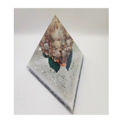 Orgonite driehoek gevuld met Fuchsiet/Apatiet/Rhyoliet