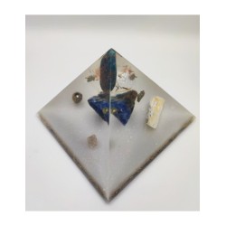 Orgonite piramide met Apatiet/sodaliet/messing