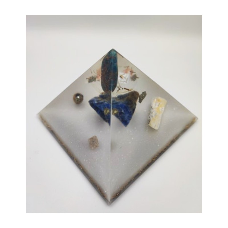 Orgonite piramide met Apatiet/sodaliet/messing