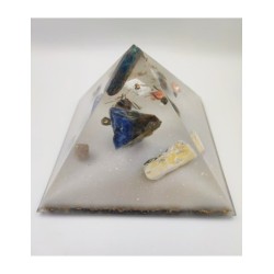 Orgonite piramide met Apatiet/sodaliet/messing