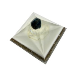 Piramide met blauwe Apatiet, Bergkristal en epoxy roos