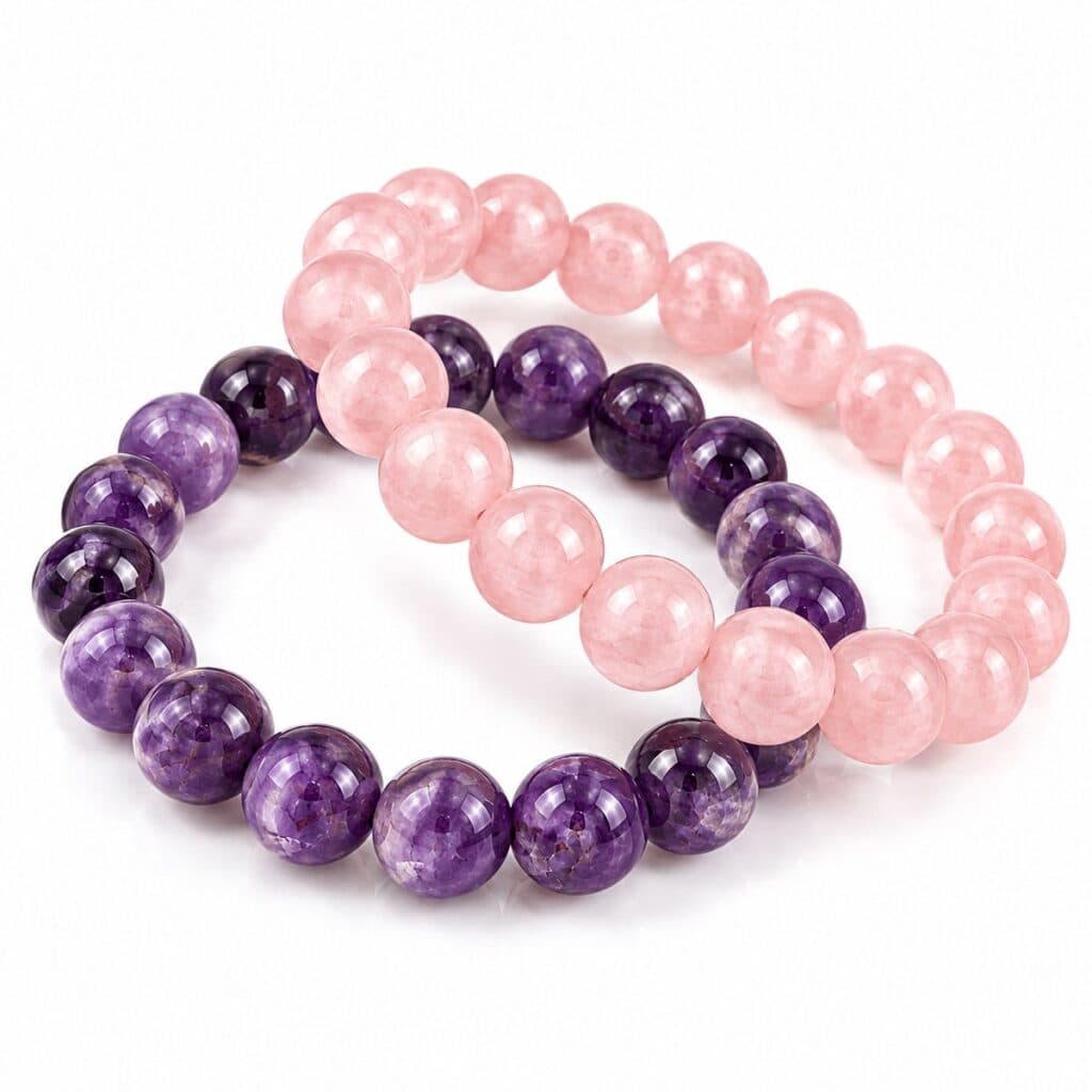 Twee armbanden met roze rozenkwarts en paarse amethist kralen.
